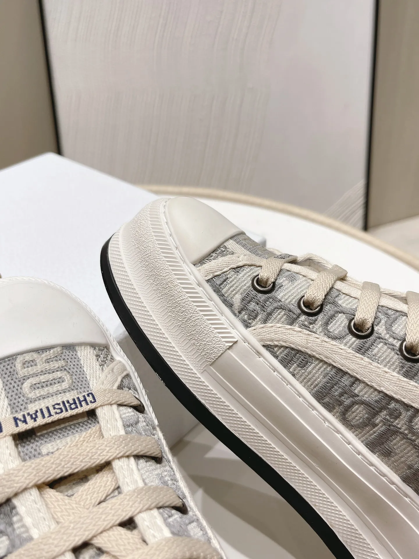 👟👟Ex-factory price 520 👟👟 Women's Shoes Women's Clothing Dior Walk'n Series Presbyopia Embroidery Thick-soled Canvas Shoes Casual Sports Shoes Original Purchase Development Production This Walk'n'Dior thick-soled sneaker is a fashionable item that enhances the style of the series. Oblique printed cotton embroidered upper with comfortable platform sole, tongue and Christian Dior 👟👟 ex-factory aris signature laces. Can add fashionable temperament to all kinds of casual looks ▪️Fabric: Original customized imported Oblique printed embroidery ▪️Inner lining: Imported soft sheepskin lining ▪️Outsole: Original exclusive molded T👟👟Factory price U material ▪️Sole thickness: 4.5CM ▪️Size: Women's 35-40